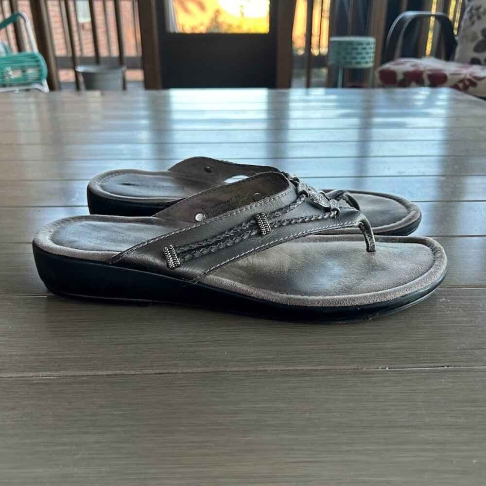 Minnetonka Silver Pewter Gray Leather Slip On Flip Flop Thong Sandals Size 11 M